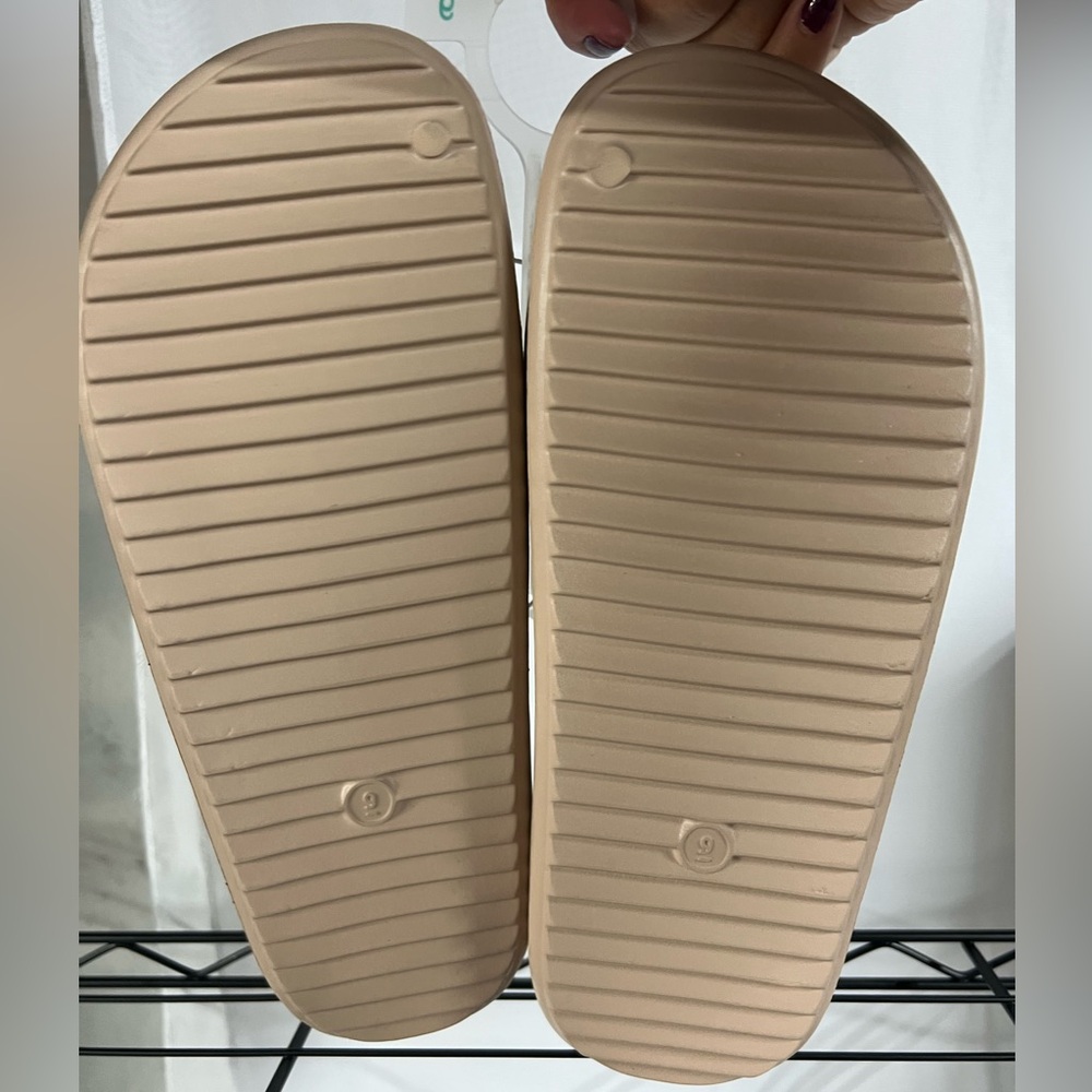 Wild Fable Women's Tan Slide Sandals Size 9 - Picture 2 of 4